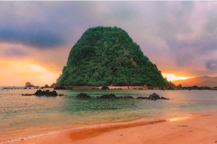Pantai Pulau Merah
